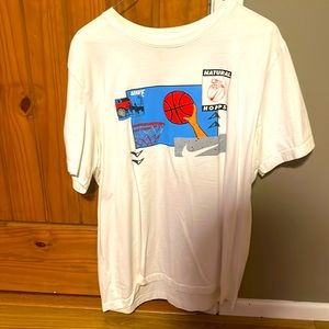 NIKE T-SHIRT BASICALLY BRAND NEW. CONDITION 9.5/10. ONLY WORN ONCE. SZ LARGE